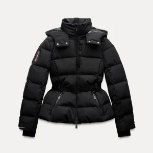 Zara skidjacka - Jättefin skidjacka ifrån Zara! Använd endast en säsong så därav superbra skick! Den är utrustad med recco och vattentät! Köptes för 2195 o säljer för 1500kr, priset kan diskuteras vid snabb affär 🥰