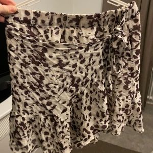 Kjol - Leopard typ mönstrad kjol från selected femme💕