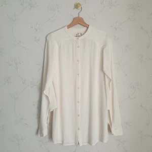 Ellos vintage blus - 🧁FÖRST TILL KVARN!🧁En superfin vintage blus från ellos, lite skirt i materialet men lätt och luftig, har öppna vingärmar som går ihop över ryggen som en kort mantel, väldigt elegant och old money / academia vibes❣️ Vill bli av med ASAP!