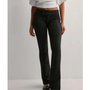 Lågmidjade kostymbyxor  - Low waist Jersey Suit Pants från Nelly. Otroligt sköna svarta bootcut byxor med låg midja och knappar framtill. Helt oanvända, nypris 280 kr💗