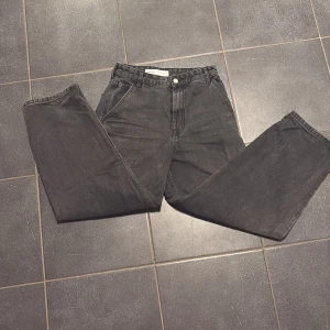 Bershka Relexed fit/ baggy - Säljer ett par Bershka relaxed fit jeans. Dom är mer baggy än vad man tror. Kostar 399 nypris. Använda max 10 ggr. Skriv vid intresse!