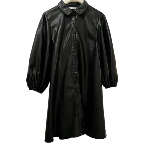 Svart klänning från Zara - Snygg svart klänning i skinnimitation från Zara med knappar hela vägen ner. Den har långa ärmar med resår vid ärmsluten och en klassisk krage. 