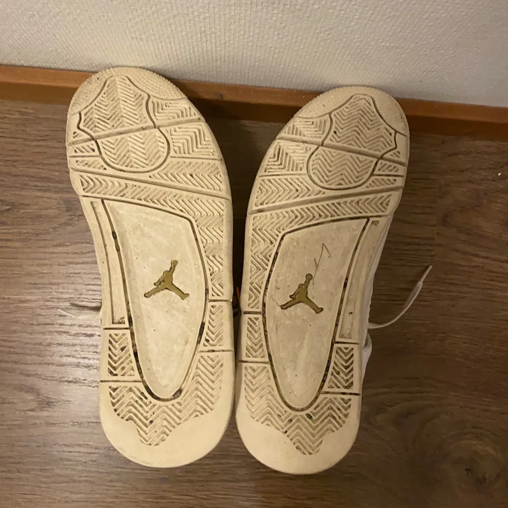 Säljer mina Jordan 4s för att dom är för små. Original pris ca 3000kr. Mitt pris 1800kr storlek 44. Pris kan diskuteras . Kengät.