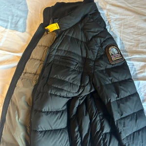  Parajumper jacka - Säljer en svart dunjacka från Parajumpers (äkta)vid snabb affär pris kan diskuteras  