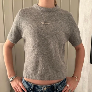 Stickad tröja - Jätte söt stickad tröja från Zara knappt använd, inga defekter❤️