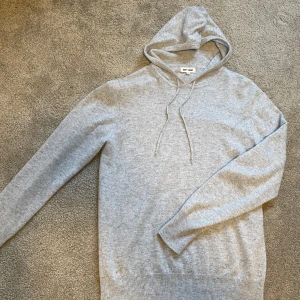 Grå hoodie från Soft Goat - Säljer en stilren grå hoodie från Soft goat. Den är i nyskicka utan några som helst defekter. Den säljs inte längre på hemsidan så är otroligt eftertraktad. Hör av er vid frågor eller funderingar.