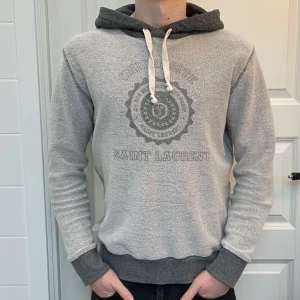 Saint Laurent Hoodie - Saint Laurent Hoodie - Väldigt sällsynt modell - Storlek: S - Pris: 2199 kr - Mycket bra skick - Modellen är 173 cm och väger 64 kg - ÄKTHETSBEVIS från Vestaire finns‼️