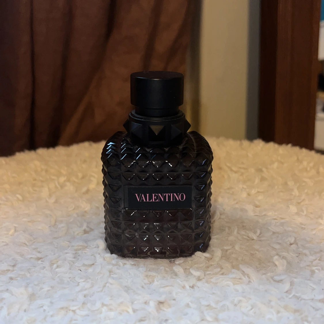 Valentino parfym i mörk glasflaska