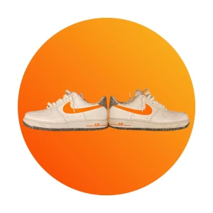 Nike Air Force 1 White Team Orange Grind (EU 40,5) - 	•	Nuvarande pris: 1000 kr 🏷️ 	•	Originalpris: 1400 kr 💎 	•	Beskrivning: Stilrena vita sneakers med orange detaljer, tillverkade med hållbara material från Nike Grind-serien.