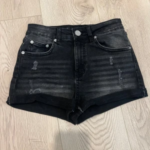 Fina jeansshorts - Jättefina jeansshorts som jag tyvärr har växt ur. Hann inte använda dom så mycket så väldigt bra skick.