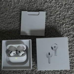 Bluetooth Hörlurar  - Fjärde generationen / gen 4 i super fint skick. Kommer med alla tillbehör. Nypris 1900kr. 100% nöjd garanti! Ni kan alltid returnera om ni inte skulle vara nöjda, oavsett anledning. Kolla gärna mina recensioner.