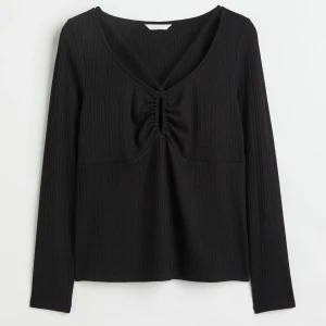 Ribbad topp - Snygg svart ribbad topp med v-ringad design. Använd fåtal gånger!