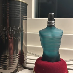 Jean Paul Gaultier LE MALE - Säljer en ikonisk Le Male parfym från Jean Paul Gaultier. Flaskan är formad som en manlig torso i blått glas med horisontella ränder. Kommer i en unik metallförpackning. Perfekt för den som vill ha en klassisk och maskulin doft.