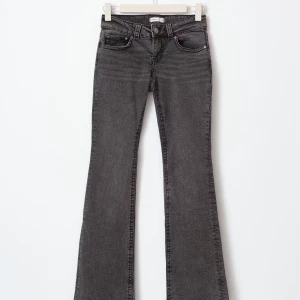Urtvättade bootcut jeans - Svart urtvättade bootcut jeans från Gina Tricot. Säljer eftersom de inte kommer till användning. Inte använda mer än 5 gånger. Storlek 34. Nypris: 500kr. Skriv privat för fler bilder⭐️