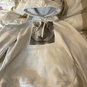 The cool elephant hoddie - Säljer min the cool elephant hoddie då den inte kommer till användning längre 