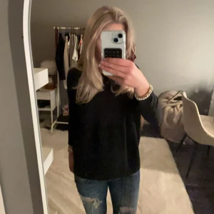 Svart långärmad tröja - Säljer en stilren svart långärmad tröja. Perfekt för en avslappnad look. Tröjan har en normal passform och är tillverkad i ett mjukt material.🌸🌸