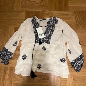 Oanvänd blus från Zara  - Oanvänd blus från Zara säljer då den inte passar men kan inte lämna tillbaka
