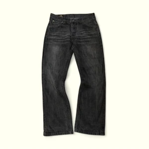 Flare Lee Jeans - Riktigt snygga med bra passform💯Längd: 100cm, Midja: 39cm, Benöppning: 23cm👍Kom dm vid fler frågor