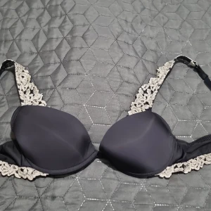 Intimissimi bh - Elegant svart Intimissimi bh med vackra spetsdetaljer i vit längs axelbanden och kanterna. Justerbara axelband för perfekt passform. Perfekt för att ge en lyxig känsla till din outfit.  Jag är inte säkert på storleken för att nummer lappen är borta men passar 70C. 