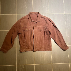 Brun vintage jeansjacka - Brun vintage jeansjacka. Den har en boxy fit och condition är 10/10 inget fel på den. Sjukt snygg!