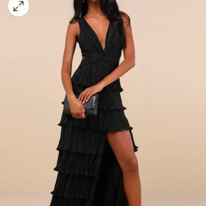 Balklänning - Superfin svart balklänning. Nyskick med prislapp använd endast en gång. Köpt för 1450kr. Storlek L men passar även mig som ofta har M