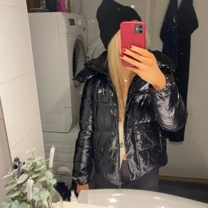 Calvin Klein jacka - Säljer nu min fina jacka från Calvin Klein då den ej kommer till användning längre, perfekt nu i vinter/vår💕 Den är i storlek M, men passar på mig som vanligtvis bär S! Funkar utmärkt att ha tjocka tröjor under💕 hör av er vid frågor!