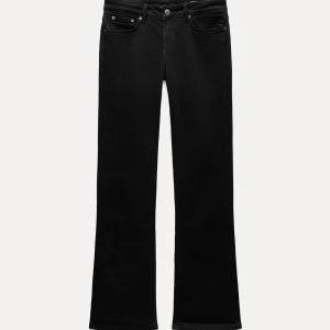 Svarta bootcut jeans - Snygga svarta bootcut jeans från Zara! Skriv för fler bilder🥰