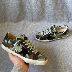 Golden Goose sneakers  - Säljer ett par Golden Goose skor som är i storlek 43! Hör gärna av dig om du har frågor! 