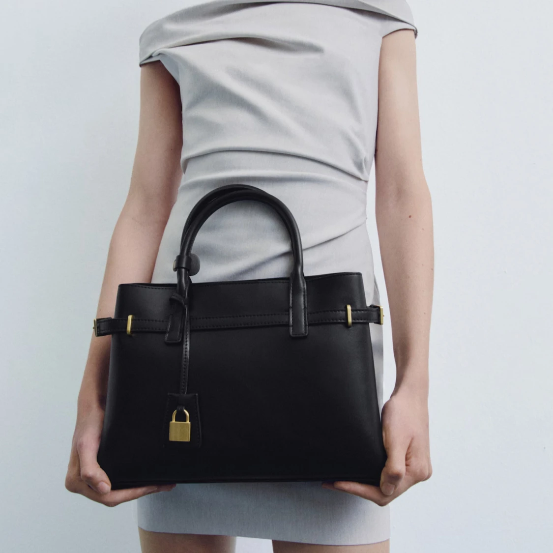 Brun handväska med gulddetaljer - 3