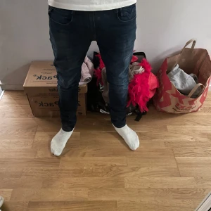 Replay anbass - Replay jeans i modellen anbass hyperflex. Jeansen är i storlek 29/32. De är endast använda en gång vilket betyder att de är i nyskick. Jeansen är perfekta för dagens mode. 