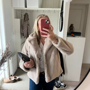 Beige teddyjacka - Säljer en supermjuk och gosig beige teddyjacka perfekt nu för vintern! Säljer då den ej kommer till användning! 🫶 Inga defekter förutom att ena knappen sitter lite löst. 