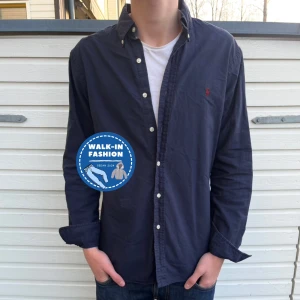 Ralph lauren skjorta - Säljer nu denna sjukt snygga ralph lauren skjorta. Skick; 8,5/10 toppskick utan synliga defekter. Nypris ligger på 1600kr men säljs nu för 475kr. Hör gärna av er vid funderingar!