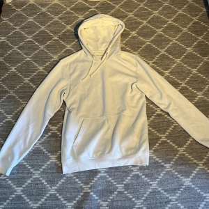 Vit hoodie från Pier One - Säljer en stilren vit hoodie från Pier One! Säljer pga att den aldrig kommer till användning. Skick:10/10. Inga defekter. Storlek: S. Priset kan sänkas vid snabb affär 