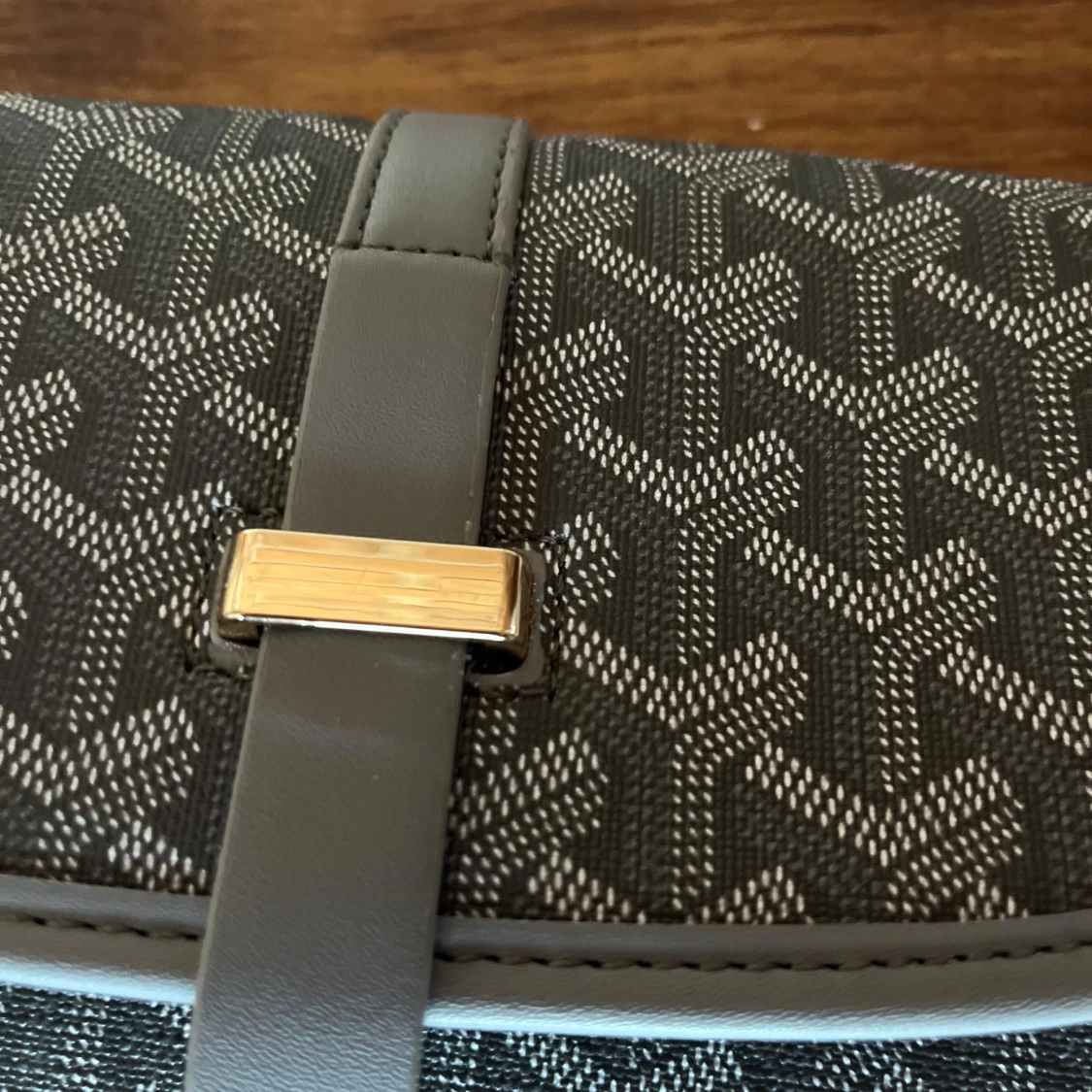 Grå axelväska med mönster - 1