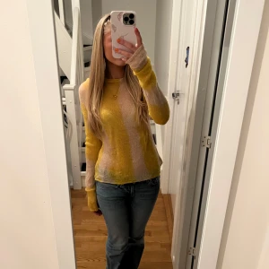 Gul och vit randig tröja - Säljer en gul och vit/beige randig tröja från weekday som är lite genomskinlig. Materialet är jätteskönt😍passar perfekt till lite festligare tillfällen!!