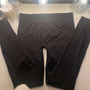 Svarta träningsleggings från Vero Moda - Snygga svarta leggings från Vero Moda i storlek S/M. Skulle säga att de är tajta och brukar ha XS. De är tillverkade i ett mjukt och stretchigt material som ger en bekväm passform. De är sömlösa så inga sömmar förutom dem längst innerbenet. Inga defekter!
