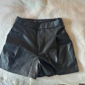 Svarta Skinnshorts - Supersnygga Svarta konstläder/skinnshorts från Zara i storlek S🩷pris kan absolut förhandlas