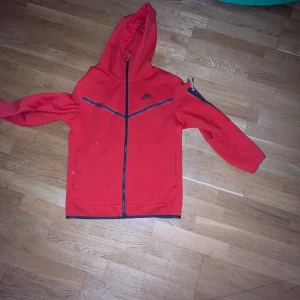 Nike tech  - En jätte snygg Nike teckh för rimligt pris. Topp kvalitet. Pris kan diskuteras 