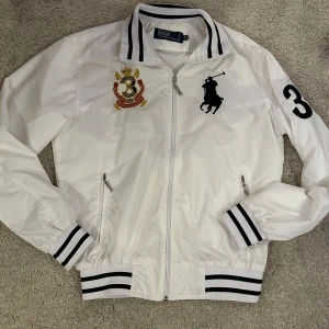 Polo Ralph Lauren Jacka retro / vintage  - Mycket fin och välskött jacka av tunnare slag. Den har en riktigt fin retro-look som sitter fint med ett skönt par jeans och kanske en skjorta under. Den är lämplig att bära från våren till hösten. Jättefint skick
