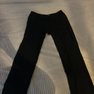 Svarta Lågmidjade linnebyxor! - Säljer ett par svarta linnebyxor med snörning i midjan. Perfekta för en avslappnad stil och bekväma att bära. Passar bra till vardags eller när du bara vill ta det lugnt.
