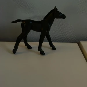 Wild safari häst - Ett mörkt grå fint föl för de som gillar att samla på modell hästar eller att leka med de. 