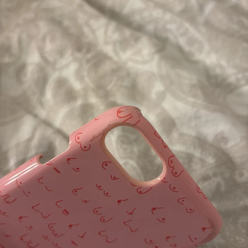 Säljer ett rosa mobilskal från iDeal of Sweden med ett unikt mönster i samarbete med ”bröstcancer förbundet”. Skalet är designat för iPhone 8/7/6/6S och har en stilren look med en liten metallplatta med varumärkesloggan. Perfekt för att ge din mobil en fin och personlig touch! Lite defekter på skalet (syns på bilderna), därav priset!. Muu.