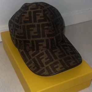 Mönstrad Fendi Keps  - Snygg keps från Fendi med det ikoniska FF-mönstret i brunt och svart. Helt oanvänd!🤩Pris kan diskuteras