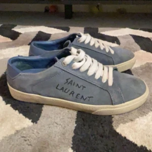 Saint Laurent skor  - säljer dessa riktigt eftertraktade saint Laurent skorna i blå mocka i bra skick! OBS: ALLT OG MEDKOMMER! Skorna är i storlek 36 men sitter som 37. Självklart äkta. Kontakta mig via funderingar! ✌️