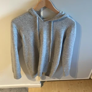Grå merinoull hoodie - Säljer grå hoodie med 100% merinoull. Använd en gång.