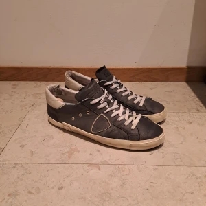 Philippe Model - Ett par sjukt snygga mörkblåa Philippe Models | Storlek 44 | Skick 7/10 finns några deffekter såsom slitningar i insidan av hälen sen så är undersidan av skon också lite sliten men inget som syns eller märks vid användning samt lite som släppt runt sulan | Box o dustbag medkommer ej  | nypris runt 3500kr | Hör av er vid minsta lilla.