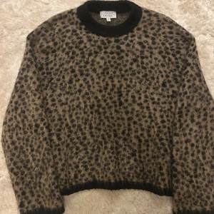 Leopardmönstrad tröja från & Other Stories - Säljer en snygg leopardmönstrad tröja från & Other Stories. Tröjan har en rund halsringning och är långärmad med svarta ribbade kanter. Storlek M 💗 kontakta för fler bilder eller frågor 💗 köparen står för frakten 💗 