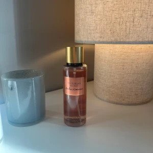 Mist Victoria secret - Mist från Victoria secret, i doften amber romance. Den luktar supergott men kommer tyvärr inte till användning. Innehåller 250ml, jag har sprutat några gånger så nästan helt full