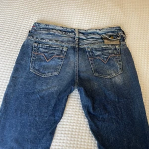 Blå Diesel jeans - Säljer dessa jätte snygga jeansen från diesel med  slitna detaljer i storlek W30 L34!!! De har inga skador utöver att sömmarna längst ner i är uppklippta. Säljer då de inte passar, skriv vid frågor.💕💕💕