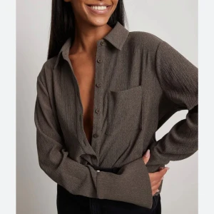 Strukturerad skjorta NAKD - Jättefin Strukturerad skjorta från NAKD. Säljer då den aldrig kom till användning. Nypris: 500kr